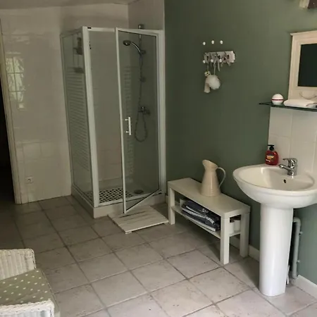 Impeccable 2-bed House In * Saint-Palais-de-Phiolin